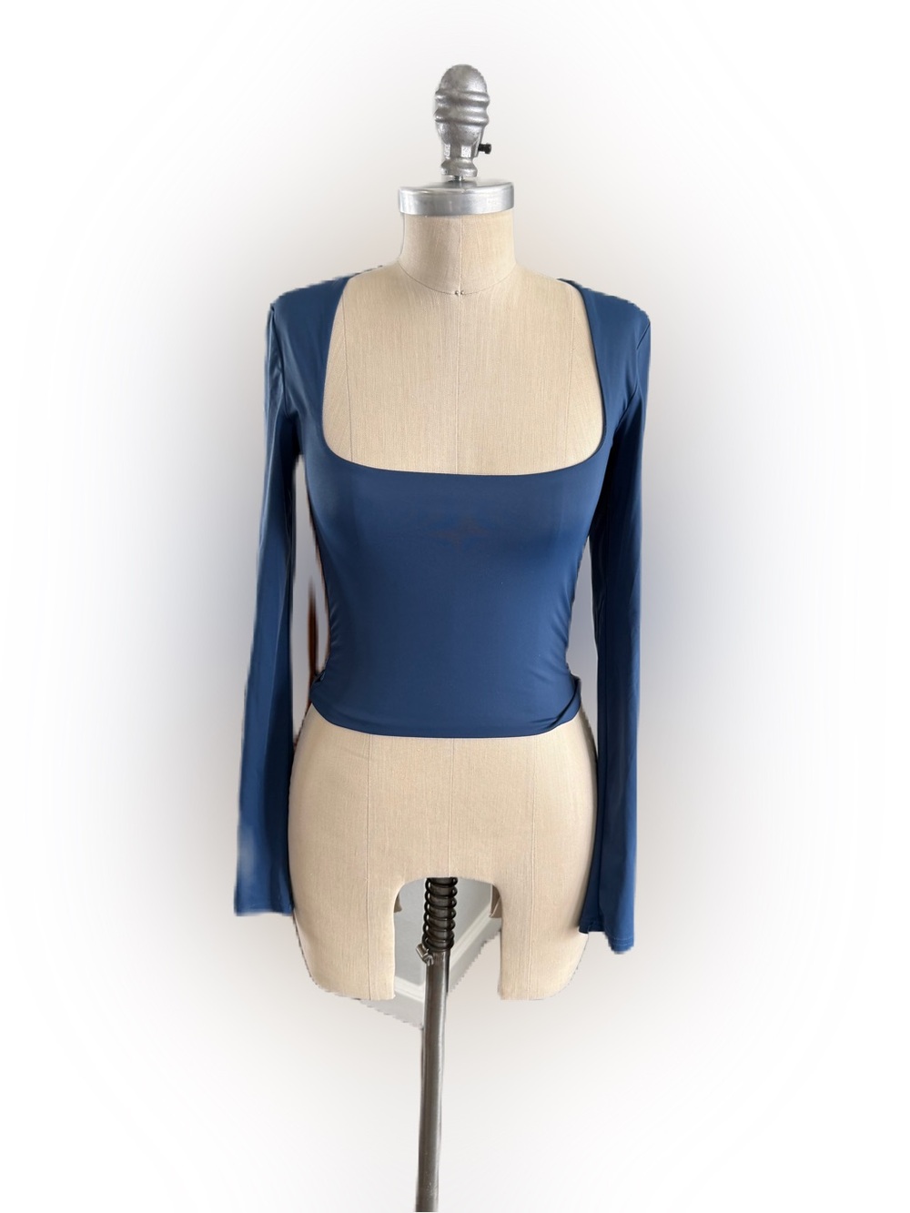 Princess Polly Long Sleeve Lined Cropped Square Neck Blue Top. Size 4